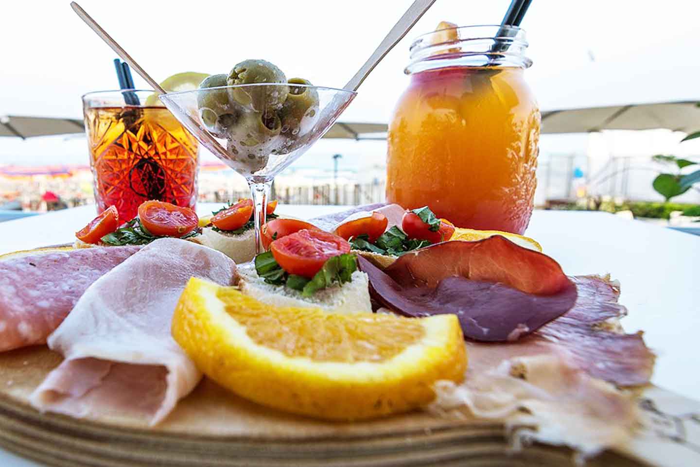 Familienaperitif bei Sonnenuntergang am Strand
