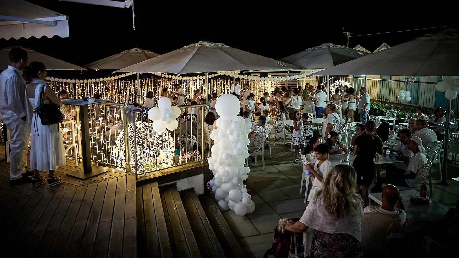 Abendliche White Party am Strand, Villa Rosa, White Party