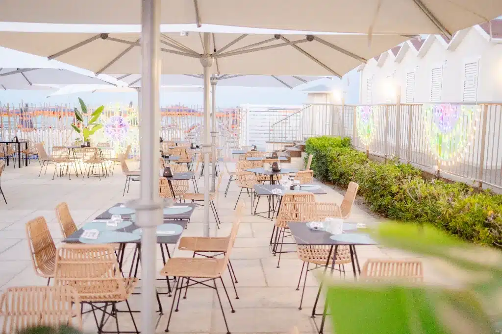 Tische, Lichter, La Villa Beach – bequeme Strandbar-Sofas